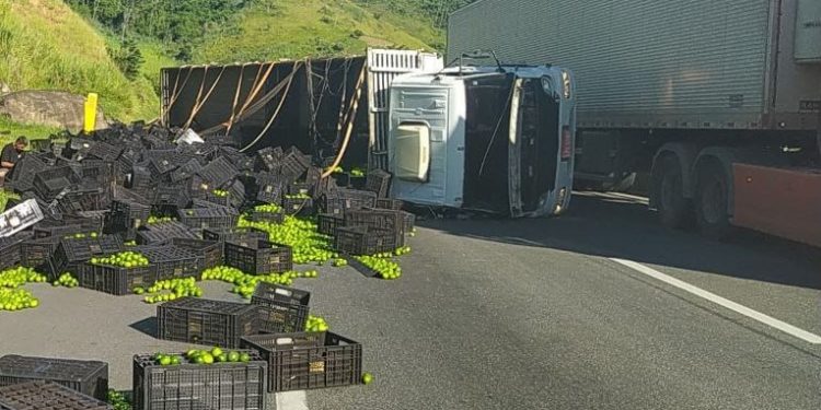 Carreta transportando limão tomba na Dutra em Piraí