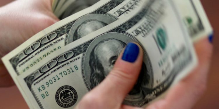Dólar fecha em R$ 4,66 e alcança menor valor em dois anos