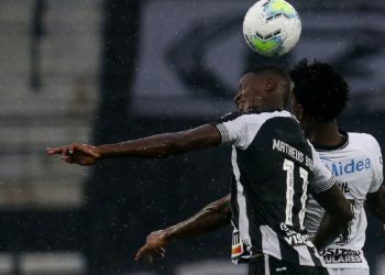 Brasileiro: Botafogo e Corinthians se enfrentam em momentos opostos