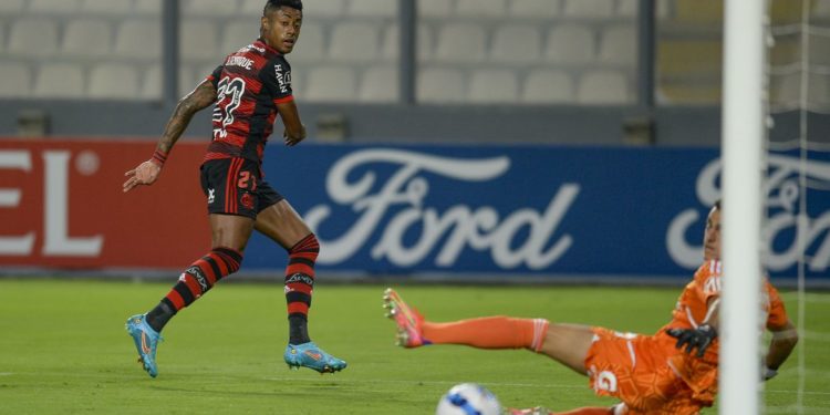 Libertadores: Flamengo supera Sporting Cristal por 2 a 0