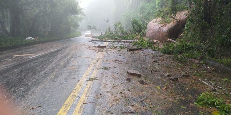 Rio x Santos permanece interrompida em 10 pontos entre Paraty e Mangaratiba
