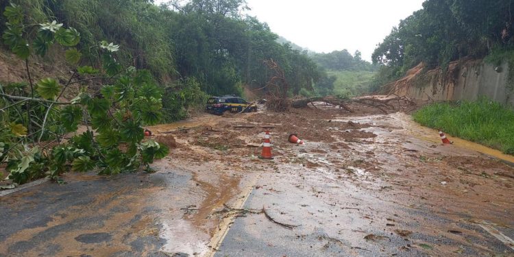 Rio x Santos permanece interrompida em 10 pontos entre Paraty e Mangaratiba