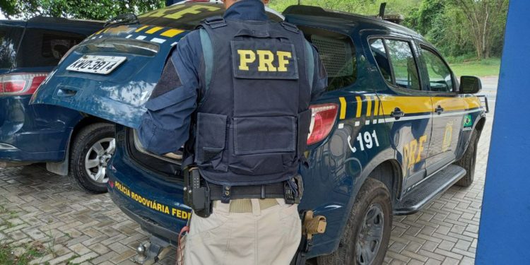 Acusado de homicídio preso na BR-393 tenta subornar federais com R$ 30 mil