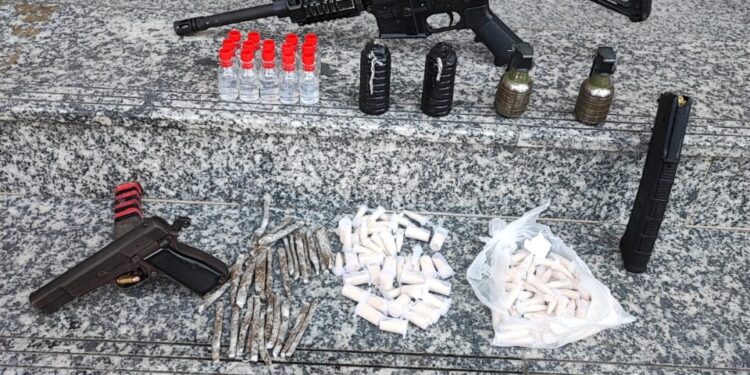 PM apreende fuzil, pistola e granadas durante operação em Angra