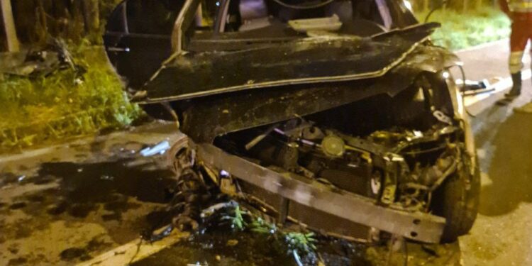 Carona fica gravemente ferido em capotamento no Jardim Amália