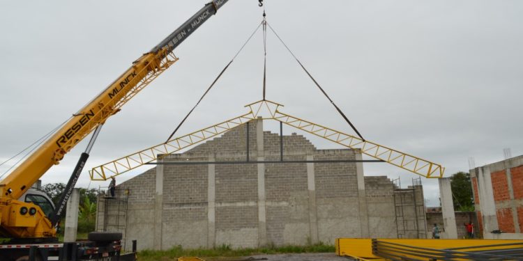 Construção de quadra no Parque Mariana entra na fase do telhado
