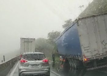 Vídeo: acidente com carreta deixa o trânsito lento na descida da Serra das Araras