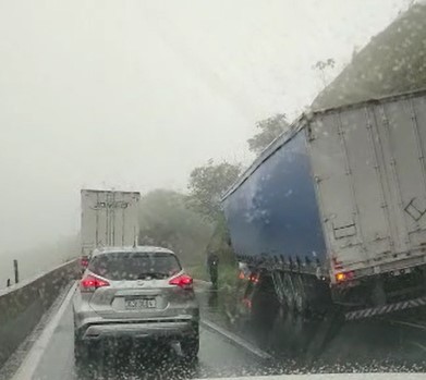Vídeo: acidente com carreta deixa o trânsito lento na descida da Serra das Araras