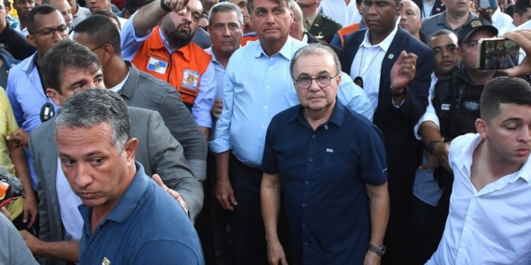 Bolsonaro visita região da Monsuaba, bairro mais atingido pelo temporal