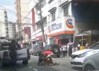 Vídeo: vendendor de perfumes falsos ataca viatura da GM e acaba detido em BM