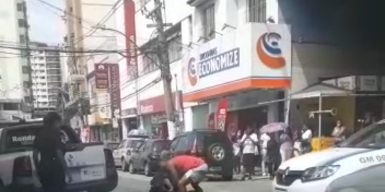 Vídeo: vendendor de perfumes falsos ataca viatura da GM e acaba detido em BM