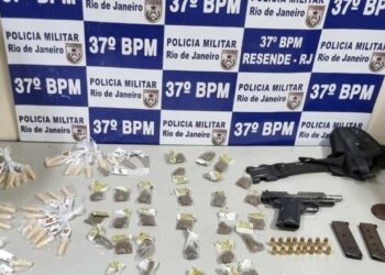 PM apreende pistola e drogas durante operação em Resende