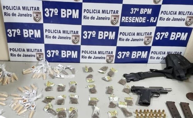 PM apreende pistola e drogas durante operação em Resende