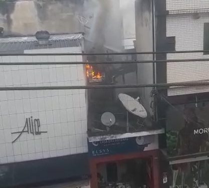 Restaurante tem princípio de incêndio no Centro de Barra Mansa. Veja as imagens