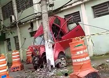 Vídeo. Carro bate forte em poste durante a madrugada em VR