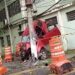 Vídeo. Carro bate forte em poste durante a madrugada em VR