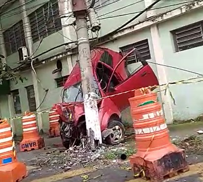 Vídeo. Carro bate forte em poste durante a madrugada em VR