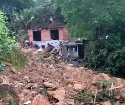Novo deslizamento atinge seis casas na Monsuaba na manhã deste domingo