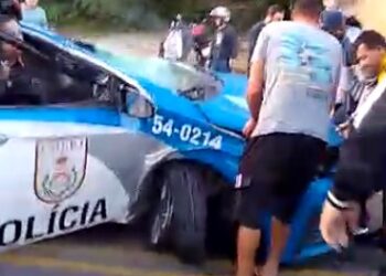 Vídeo. PM morre em acidente com viatura, caminhão, carro e bicicleta