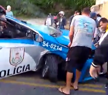 Vídeo. PM morre em acidente com viatura, caminhão, carro e bicicleta