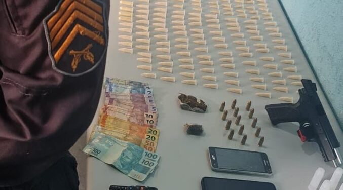 PM prende quatro com pistola 9mm, cocaína e crack em Três Poços