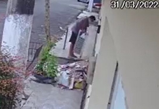 Câmeras flagram homem furtando portão de alumínio em Barra Mansa