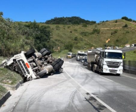 Caminhão com produto químico tomba na Dutra em BM