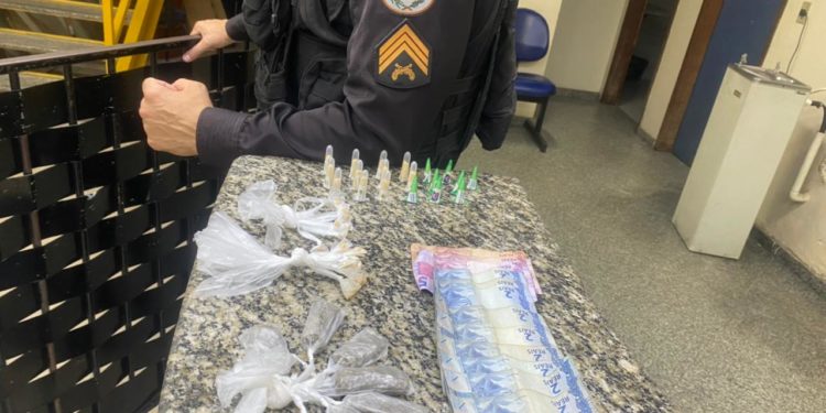 Menores são apreendidos com drogas na Vila Coringa, em Barra Mansa