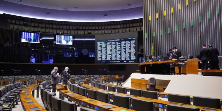 Deputados têm até hoje para trocar de partido sem perder mandato