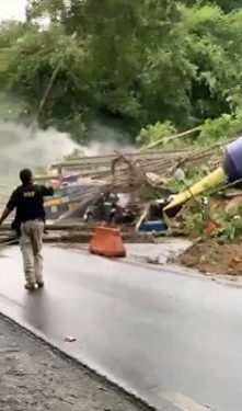 Vídeo: deslizamento de terra atinge cabine da PRF na Rodovia Rio-Santos, em Paraty