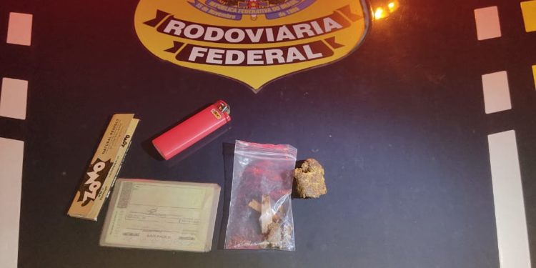 Homem é flagrado com drogas na Via Dutra, em Itatiaia
