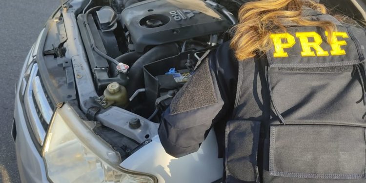 Veículo roubado é resgatado pela PRF, em Itatiaia