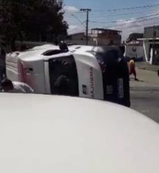Vídeo: ambulância capota no Manejo em Resende
