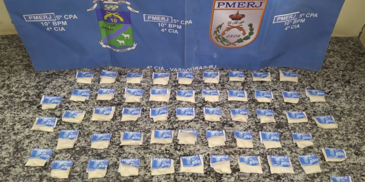 Homem é preso com 71 pinos de cocaína em Vassouras