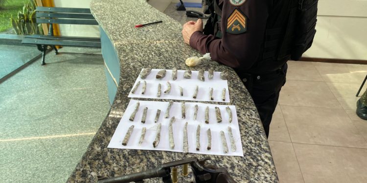 Menores são apreendidos com arma e drogas na Vila Maria