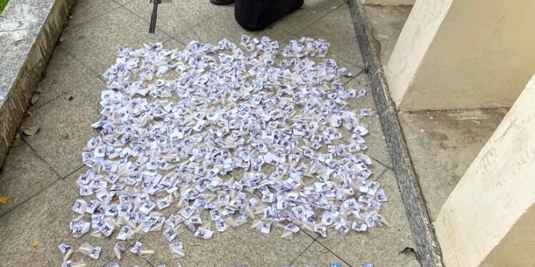 Garagem é encontrada com 669 pinos de cocaína em Resende