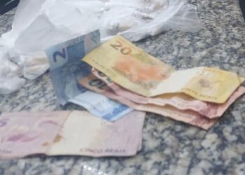 Policiais Militares prendem jovem com drogas na Cotiara, em Barra Mansa