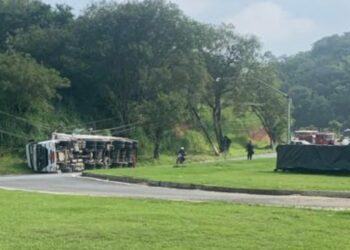 Carreta tomba na Rodovia dos Metalúrgicos em Volta Redonda