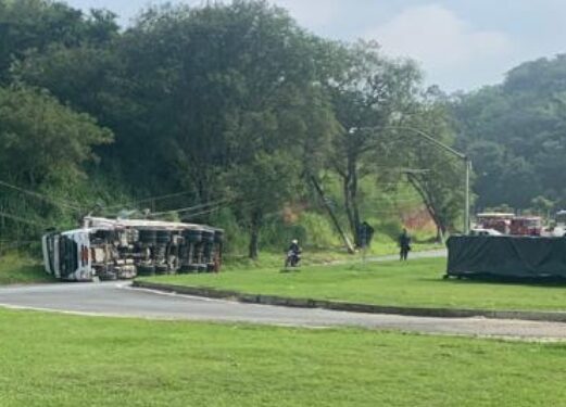 Carreta tomba na Rodovia dos Metalúrgicos em Volta Redonda