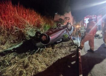 Carro capota na Albo Chiesse