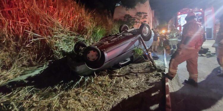 Carro capota na Albo Chiesse