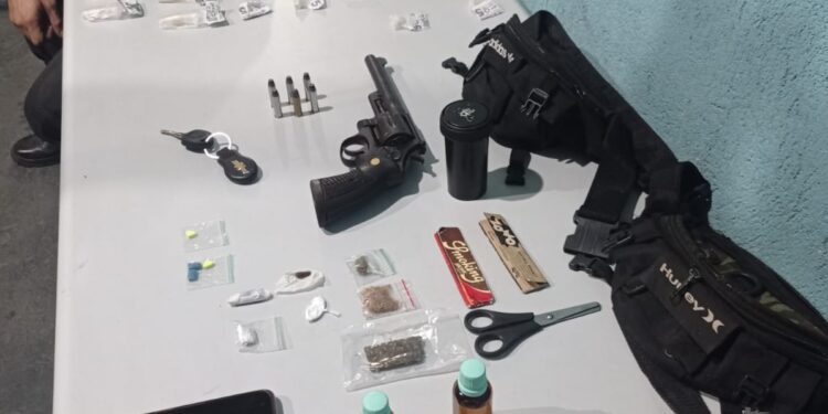 Homens são presos com arma, ecstasy e haxixe em Volta Redonda
