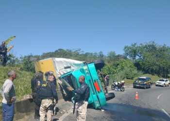 PRF e PM impedem saque de carga após acidente em Piraí