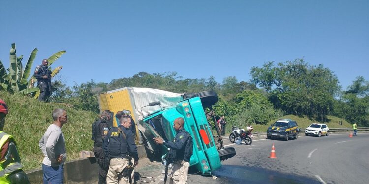 PRF e PM impedem saque de carga após acidente em Piraí
