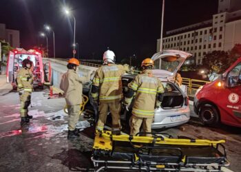 Homem fica ferido após bater carro contra mureta de viaduto em BM