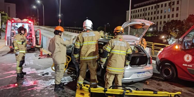 Homem fica ferido após bater carro contra mureta de viaduto em BM