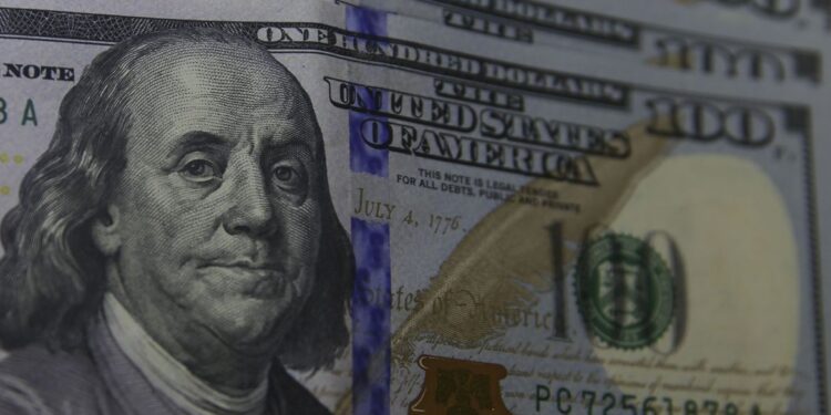Dólar cai pela terceira vez seguida e fecha em R$ 4,67
