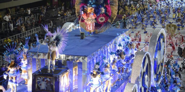 Morre menina atingida por carro alegórico no Rio