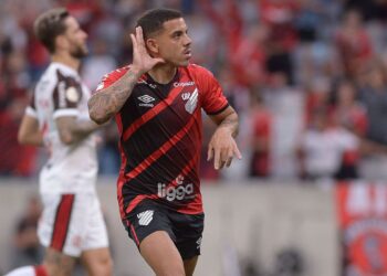 Athletico-PR bate o Flamengo com gol do uruguaio Terans
