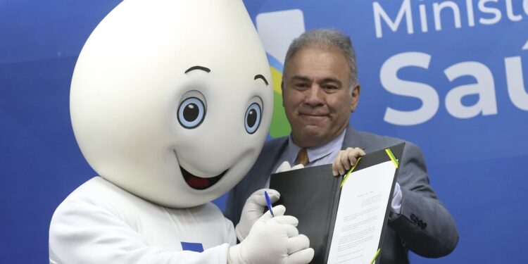 Covid-19: governo oficializa fim de emergência sanitária